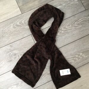 NWT The Walking Company Brown Leopard Cozy Scarf